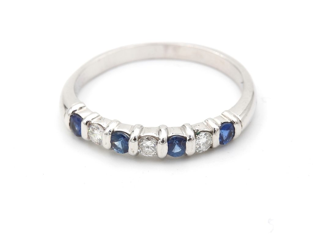 Diamant ring med safirer i 18k vitguld- 0,18 ct