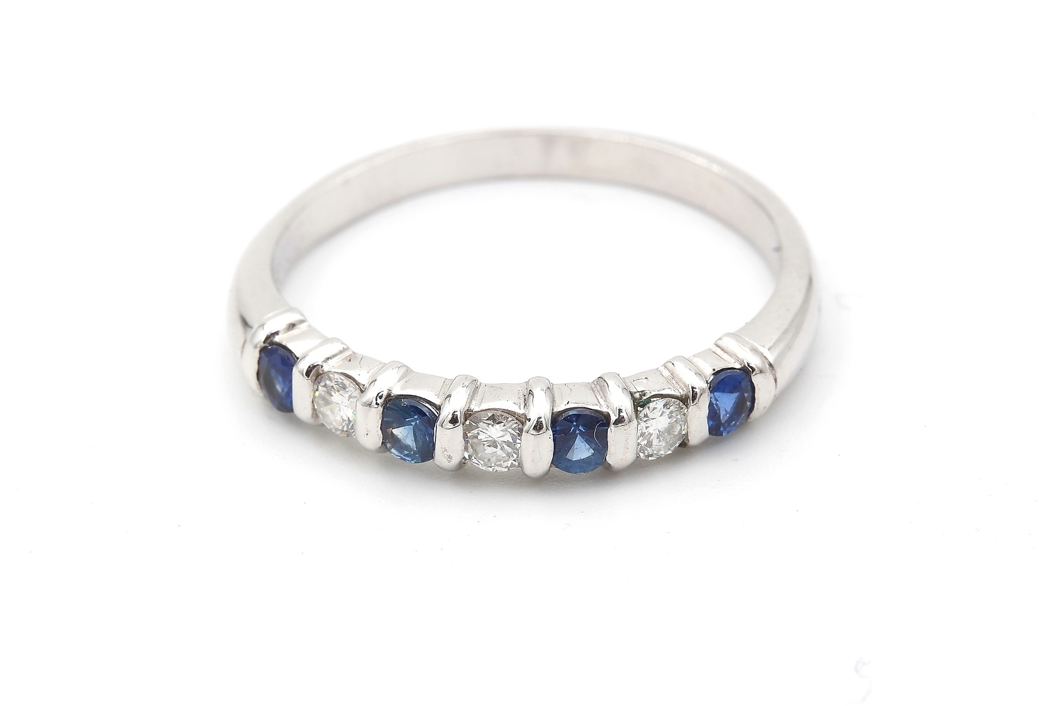 Diamant ring med safirer i 18k vitguld- 0,18 ct Diamant ring med safirer i 18k vitguld- 0,18 ct