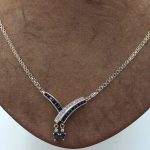 Halsband med diamanter och safirer i 14k guld