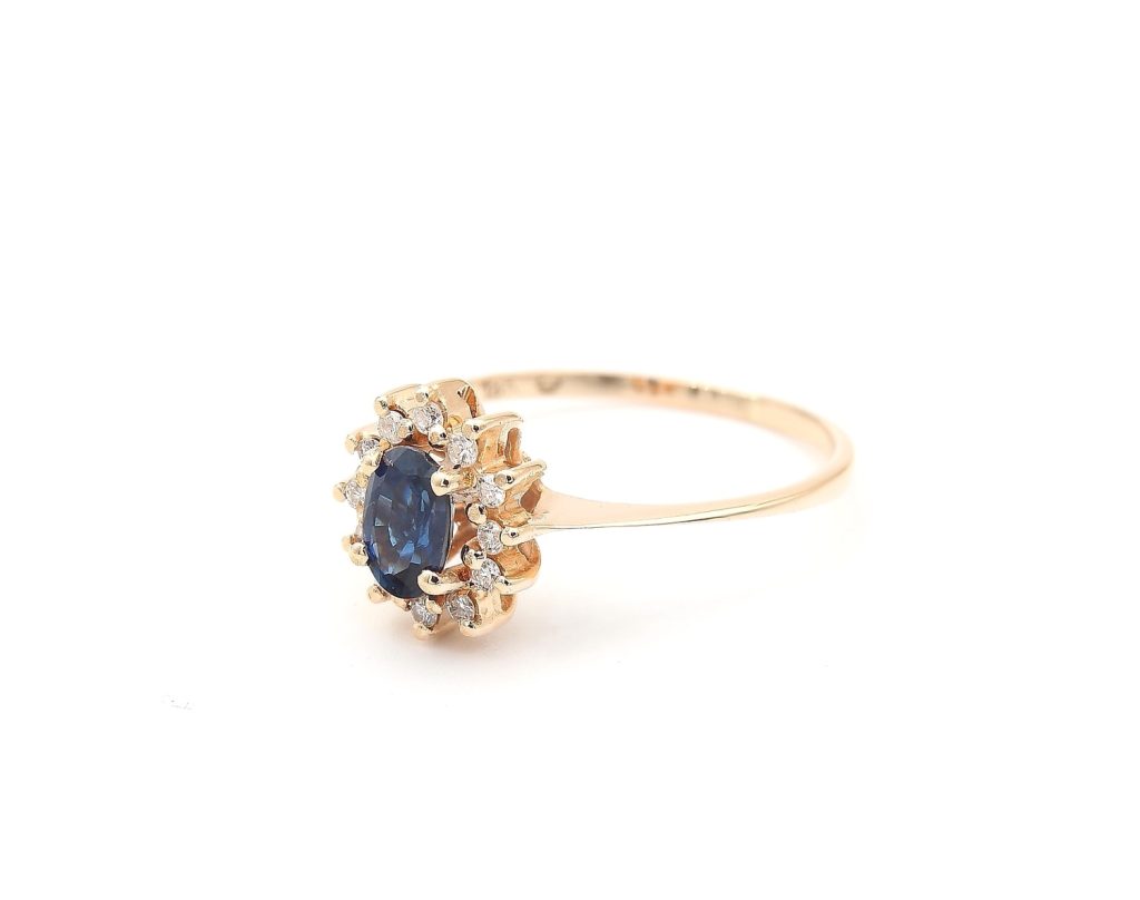 Diamant ring i 18k guld med en safir Diamant ring i 18k guld med en safir