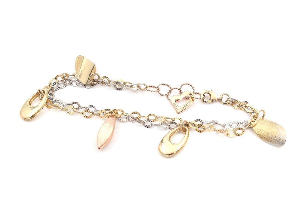 Armband i 18k guld, rose och vitguld med berlocker