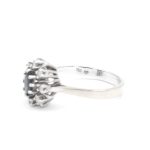 Diamantring med en safir i 18k vitguld