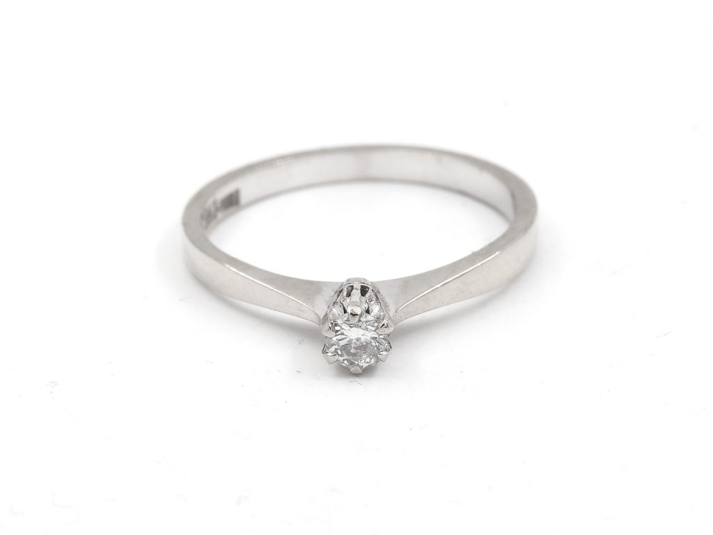 Diamantring i 18k vitguld- 0,12 ct.