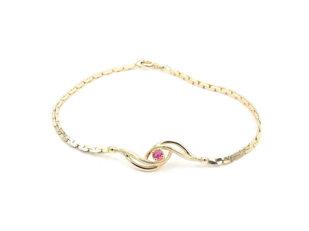 Armband i 18k guld med en rubin