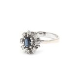 Diamantring med en safir i 18k vitguld