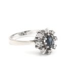 Diamantring med en safir i 18k vitguld
