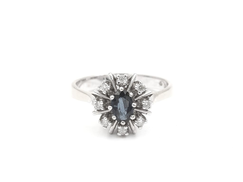 Diamantring med en safir i 18k vitguld