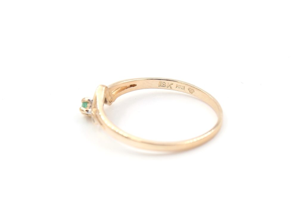 Ring i 18k guld med zirkon stenar