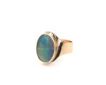Ring i 18k guld med en opal sten