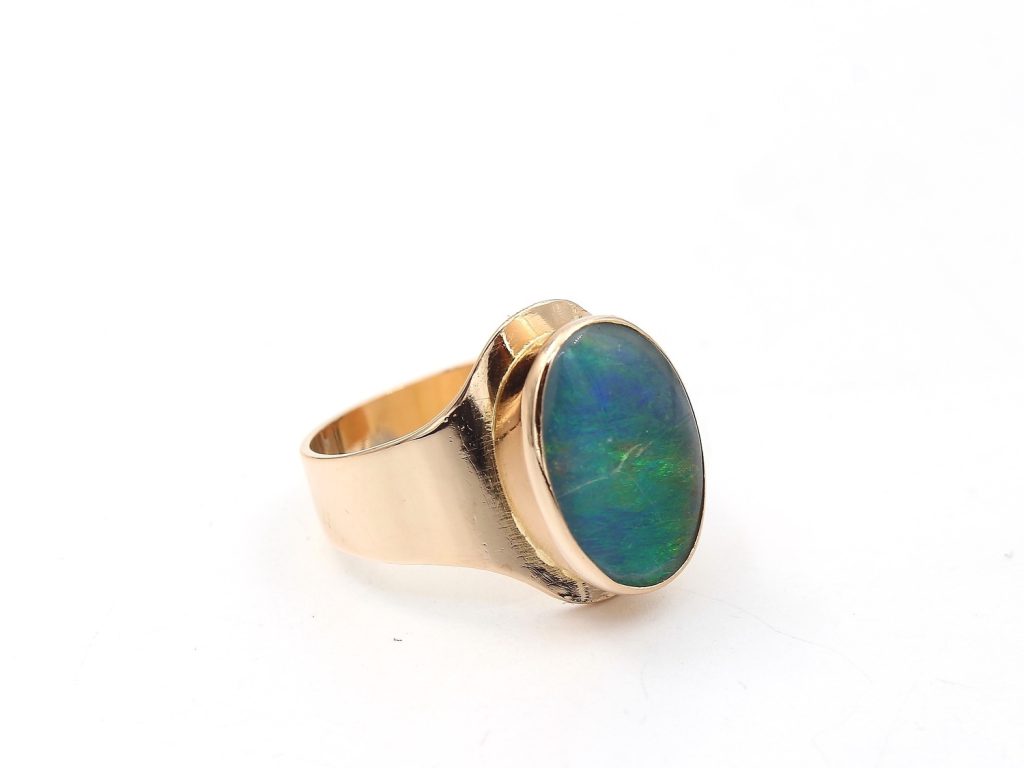 Ring i 18k guld med en opal sten