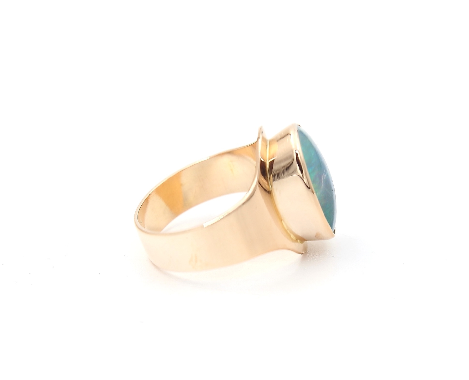 Ring i 18k guld med en opal sten Ring i 18k guld med en opal sten
