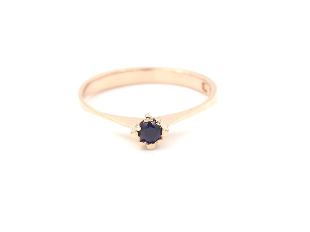 Ring i 18k guld med en safir