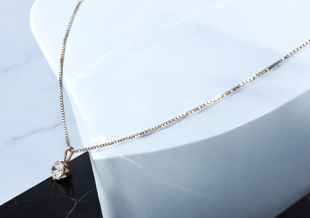 Halsband i 18k vitguld med ca 1,00 ct diamant hänge