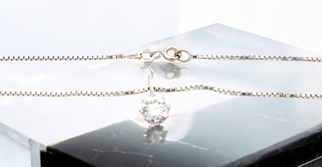 Halsband i 18k vitguld med ca 1,00 ct diamant hänge