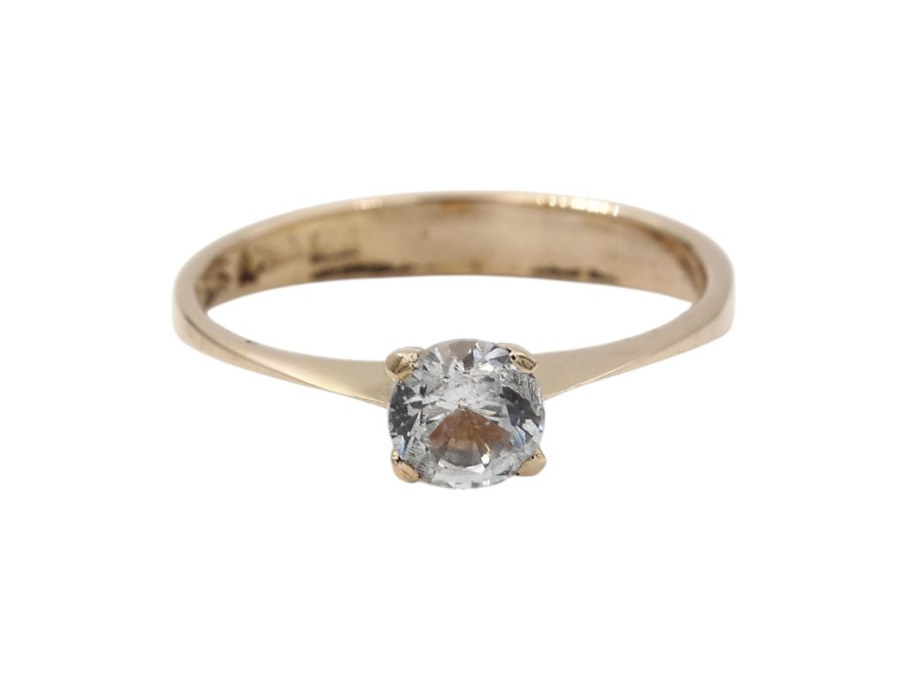Ring i 18k guld med en cubic zirconia