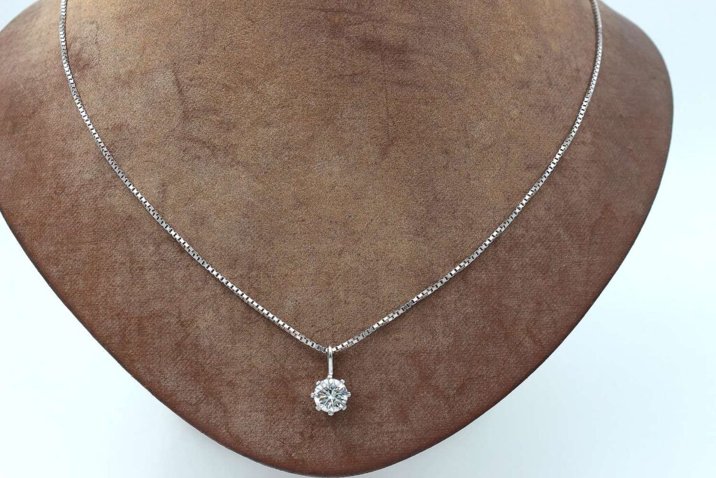 Halsband i 18k vitguld med ca 1,00 ct diamant hänge