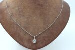 Halsband i 18k vitguld med ca 1,00 ct diamant hänge