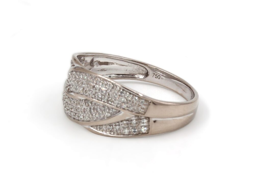 Diamantring i 18k vitguld med små diamanter