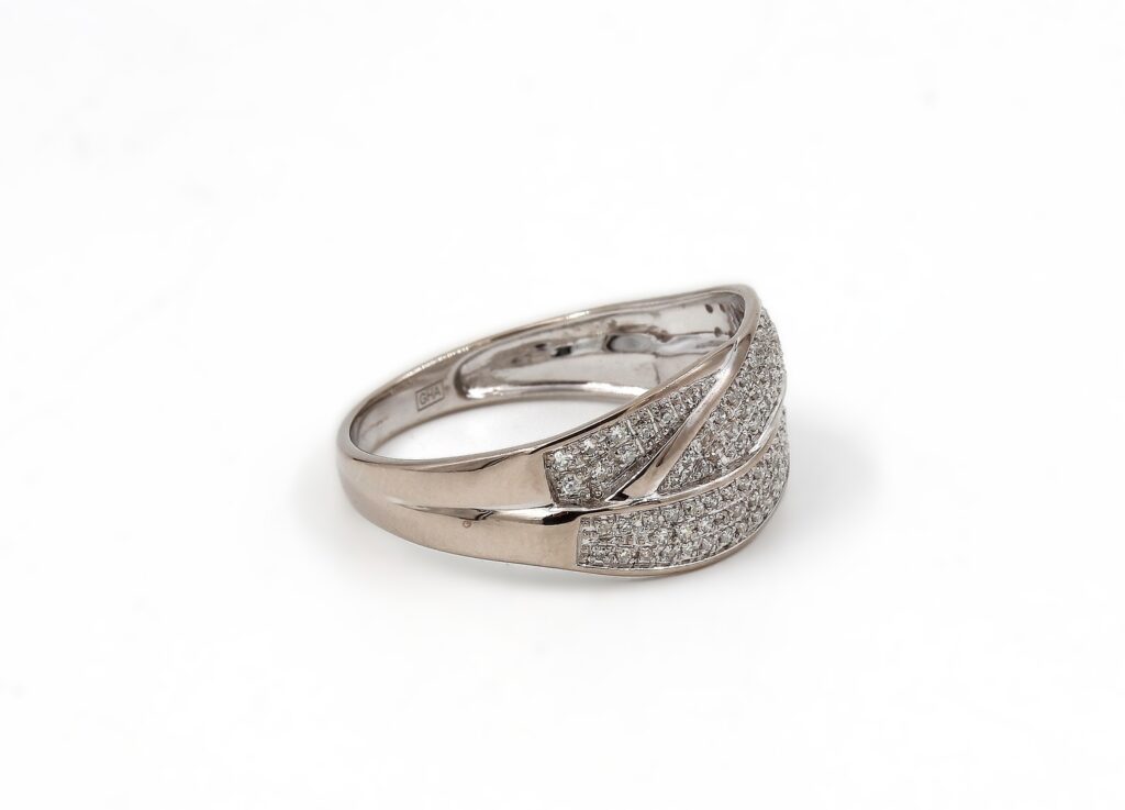 Diamantring i 18k vitguld med små diamanter