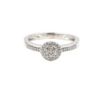 Diamantring i 18k vitguld med små diamanter