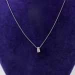 Halsband med ett diamant hänge i 18k vitguld på totalt ca 0,10 ct