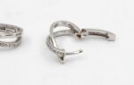 Örhängen i 18k vitguld med små diamanter på totalt 0.06 ct