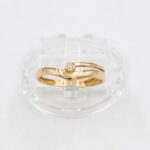 Ring i 18k guld med en liten diamant