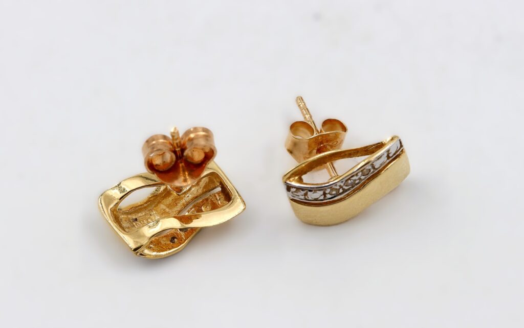 Örhängen i 18k guld med små diamanter