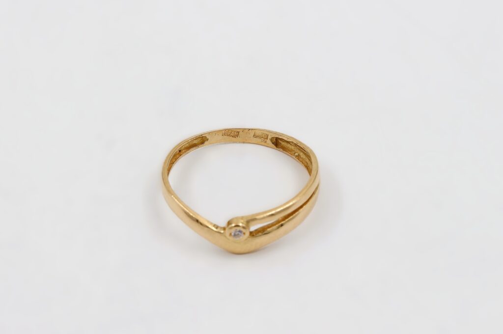 Ring i 18k guld med en liten diamant