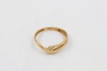 Ring i 18k guld med en liten diamant