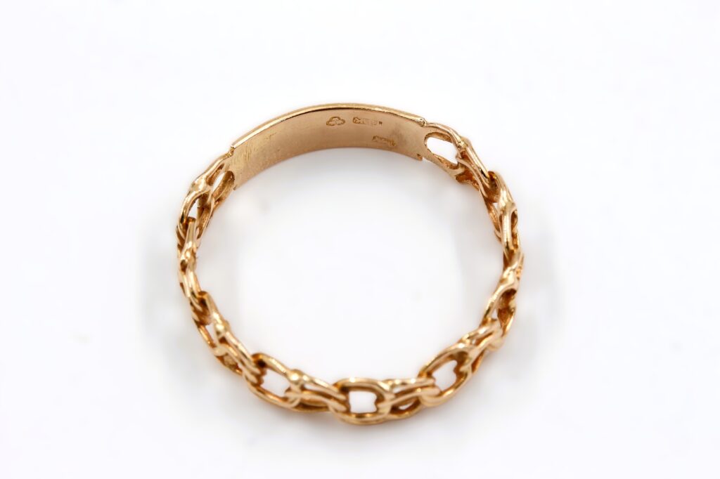 Bismarck ring i 18k guld.vikt:1.42g Bismarck ring i 18k guld.vikt:1.42g