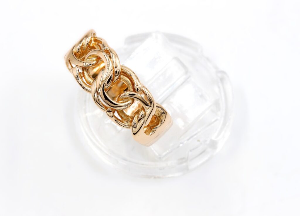 Bismarck ring i 18k guld.vikt 5.16g