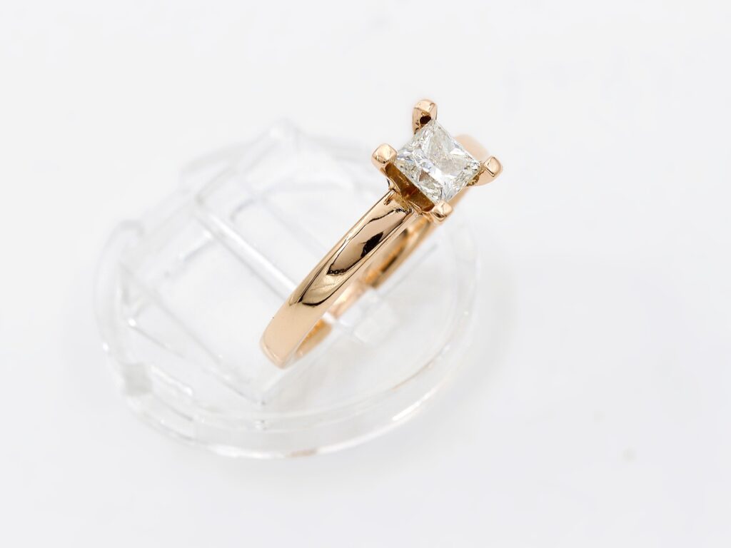 Ring i 18k guld med en princesslipad diamant på total 0.60 ct.Vikt 3.35g