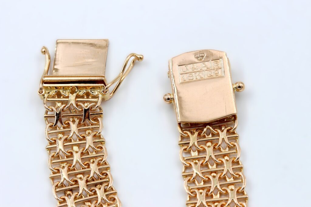 X-länk armband i 18k guld med stavar.vikt 17.43g X-länk armband i 18k guld med stavar.vikt 17.43g