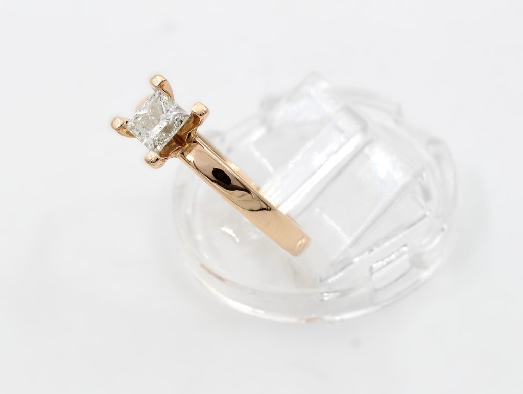 Ring i 18k guld med en princesslipad diamant på total 0.60 ct.Vikt 3.35g