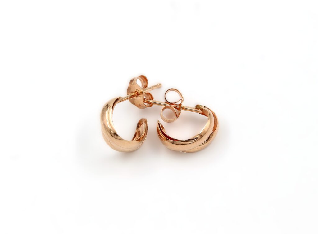 Örhängen i 18k guld - ihåliga. Vikt 0.75g