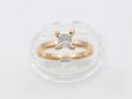 Ring i 18k guld med en princesslipad diamant på total 0.60 ct.Vikt 3.35g
