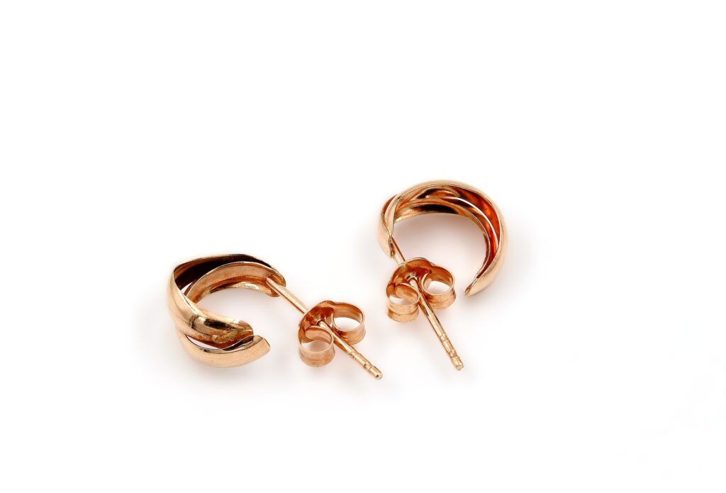 Örhängen i 18k guld - ihåliga. Vikt 0.75g