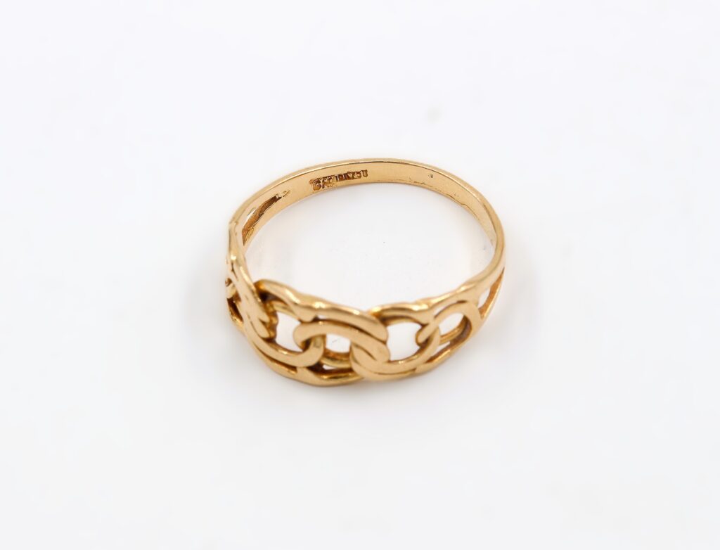 Bismarck ring i 18k guld.vikt:2.23g