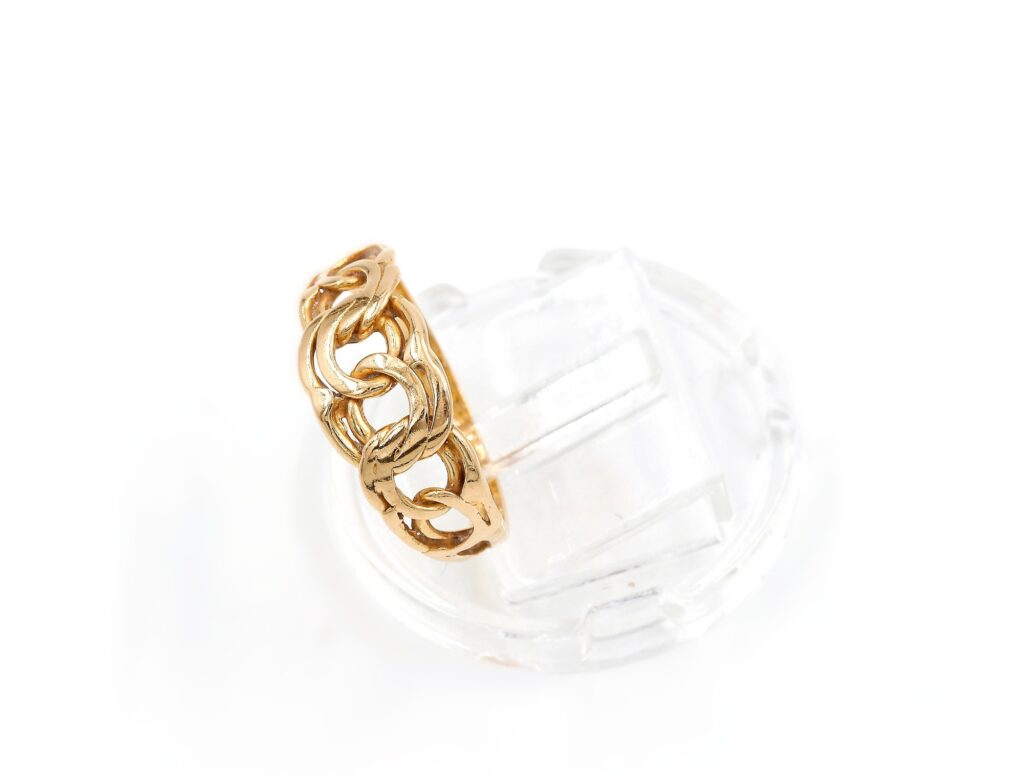 Bismarck ring i 18k guld.vikt:2.23g