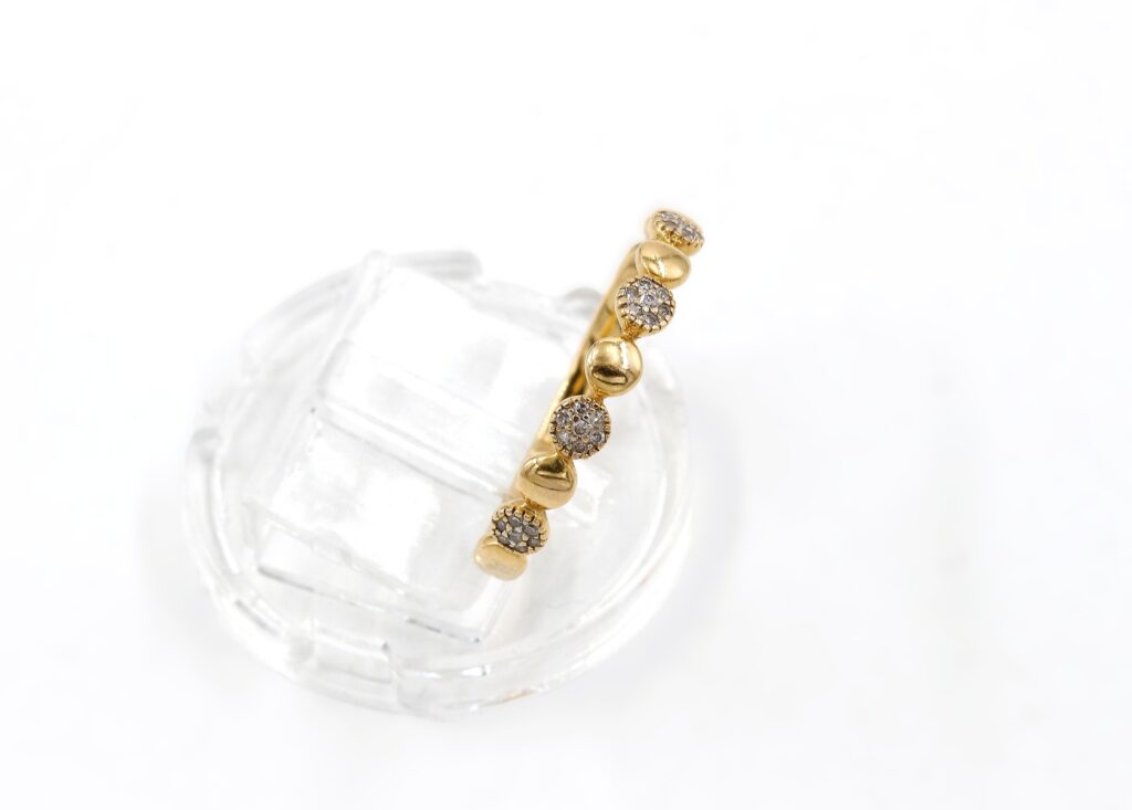 Ring i 18k guld med små diamanter.Vikt 2.14 g