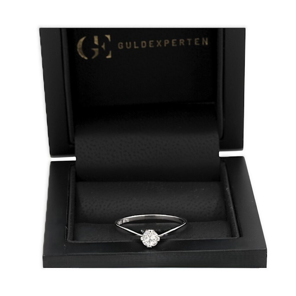 Diamantring i 18k vitguld på totalt 0.38 ct