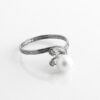 Diamantring i 18k vitguld med en pärla.