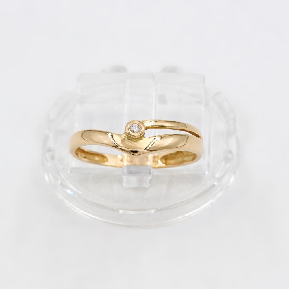 Ring i 18k guld med en liten diamant