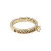 Diamantring i 18k guld med en diamant i mitten på ca 0,20 ct