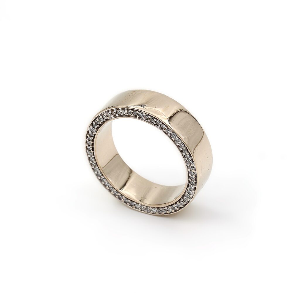 Ring i 18k vitguld med diamanter på totalt ca 0.45 ct.Vikt 10.80g