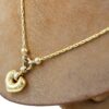 Halsband i 18k guld med ett hjärta.Vikt 8.88g