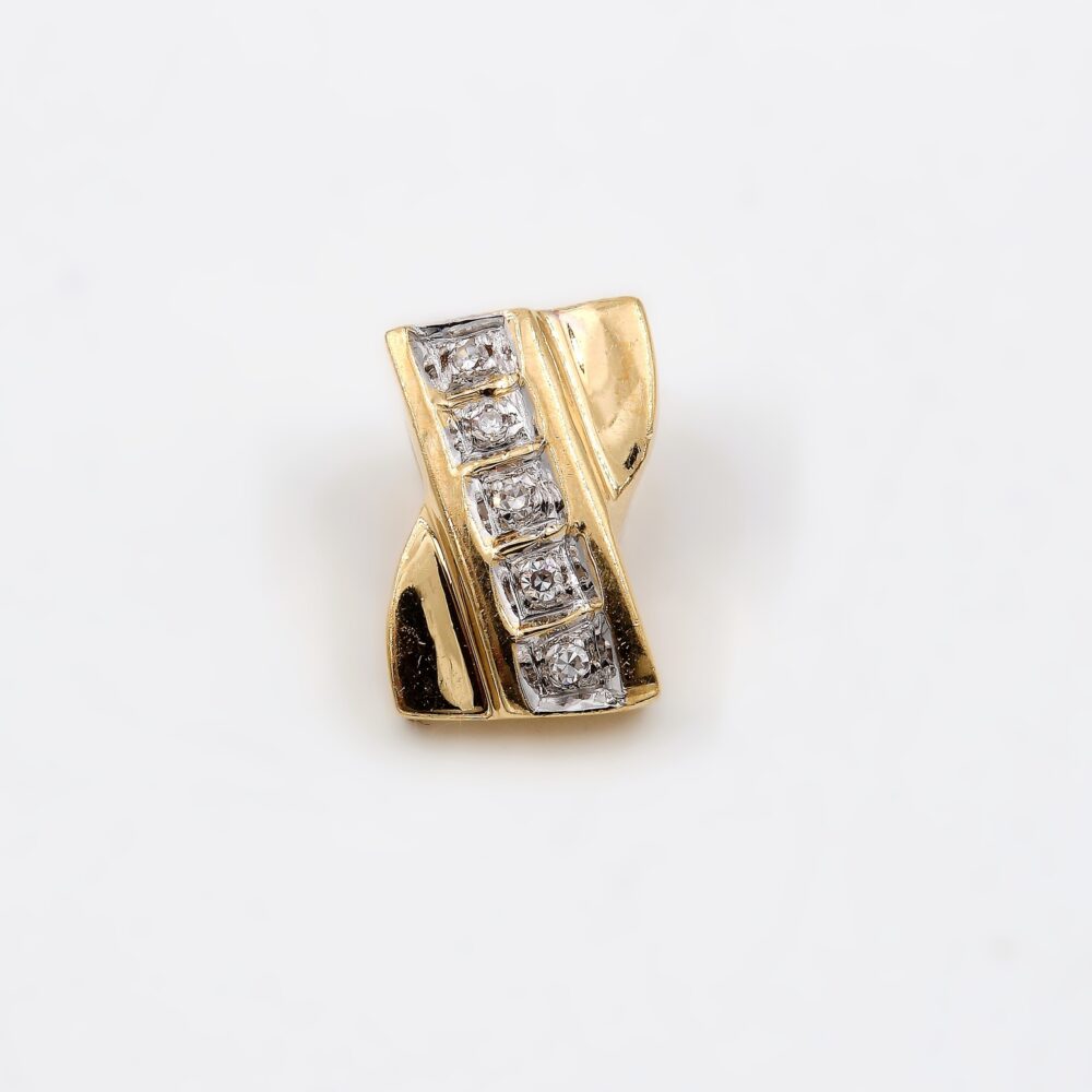 Hänge i 18k guld med små diamanter. Vikt 1.10 g