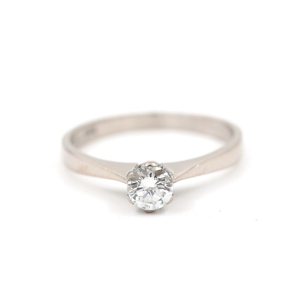 Ring i 18k vitguld med en diamant på 0,30 ct WSI.