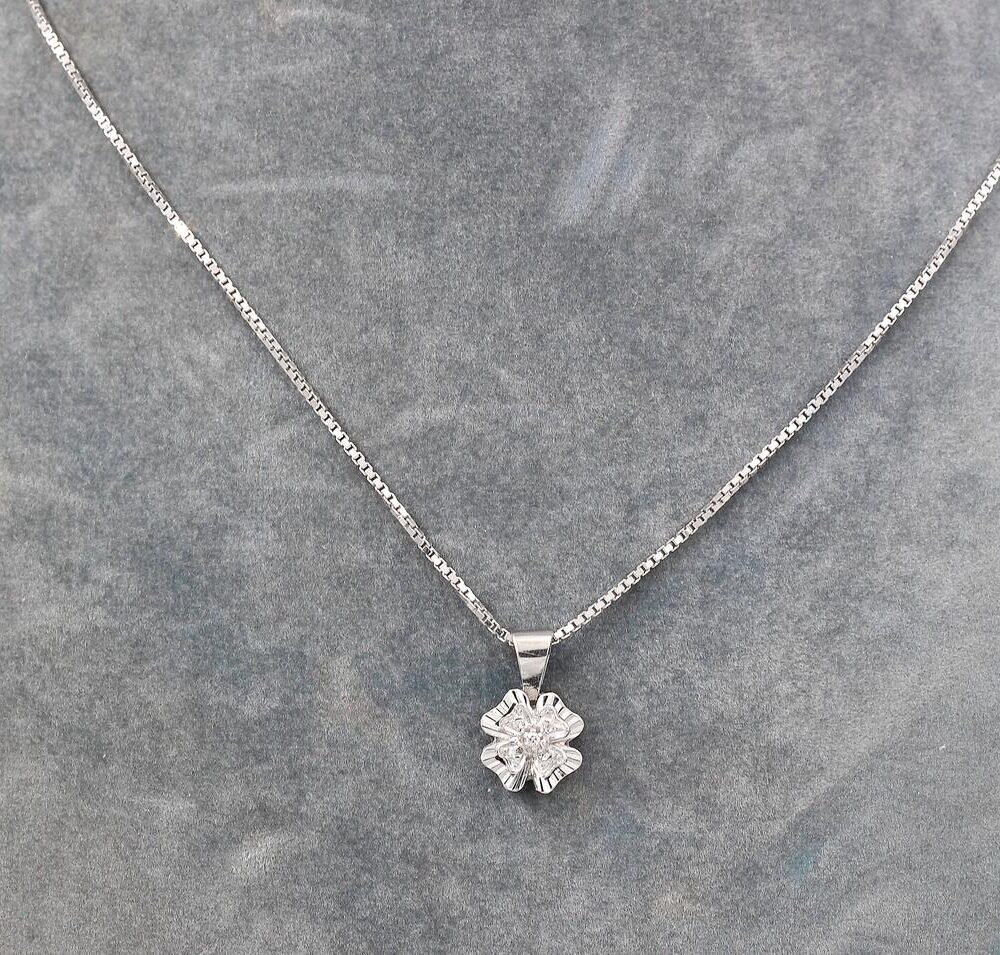 Halsband i 18k vitguld med ett hänge vikt: 4.8g
